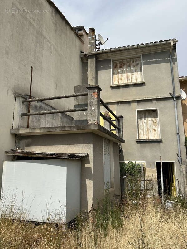 Maison entièrement à rénover avec jardin . - photo 6