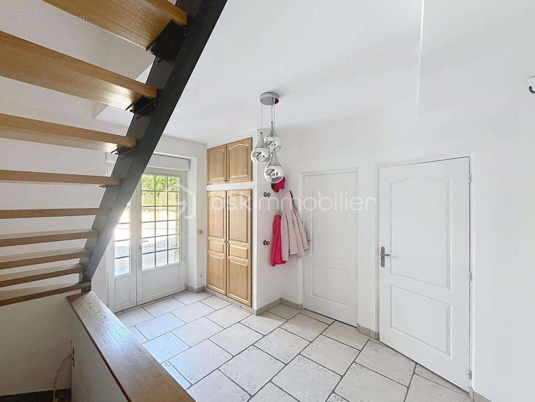 Maison renovee  - jardin et double garage -  potentiel +++ - photo 4