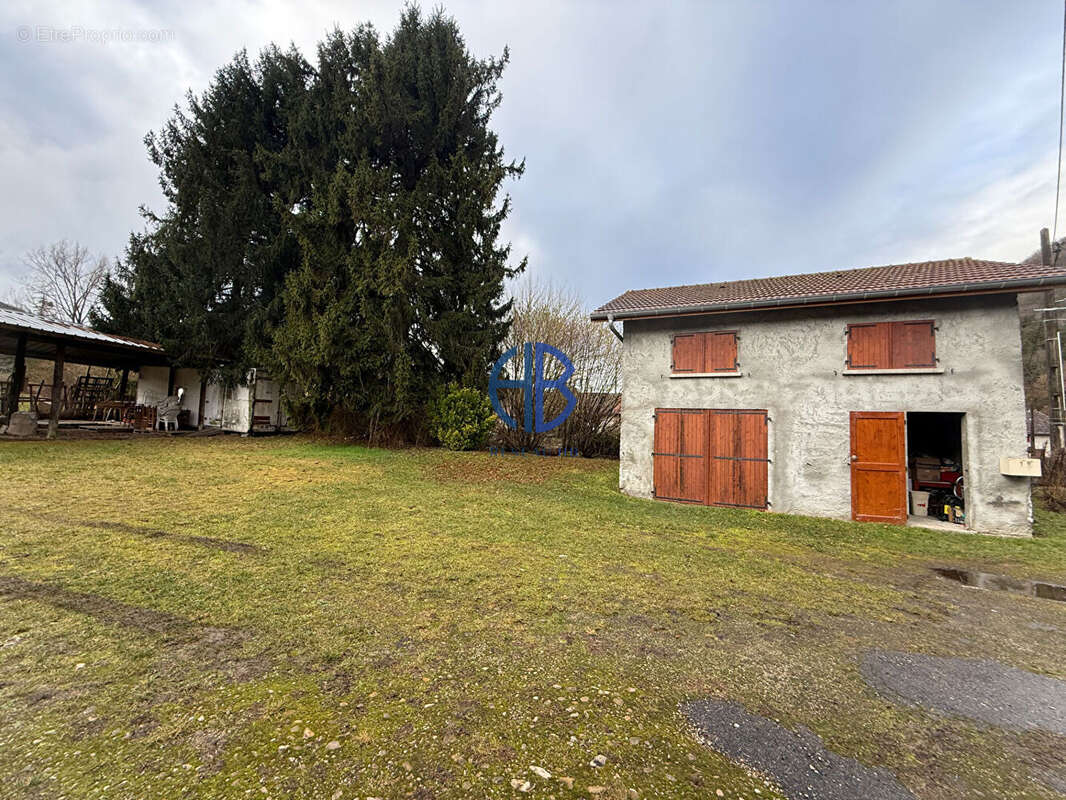 Maison avec dépendances sur 900 m2 de terrain - photo 2