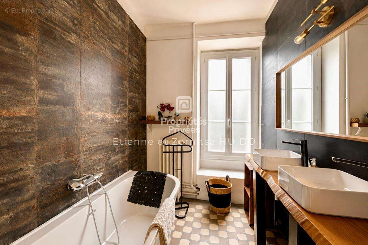 Maison de maître de 231 m² avec deux habitations indépendantes  Centre-ville de Vatan - photo 10