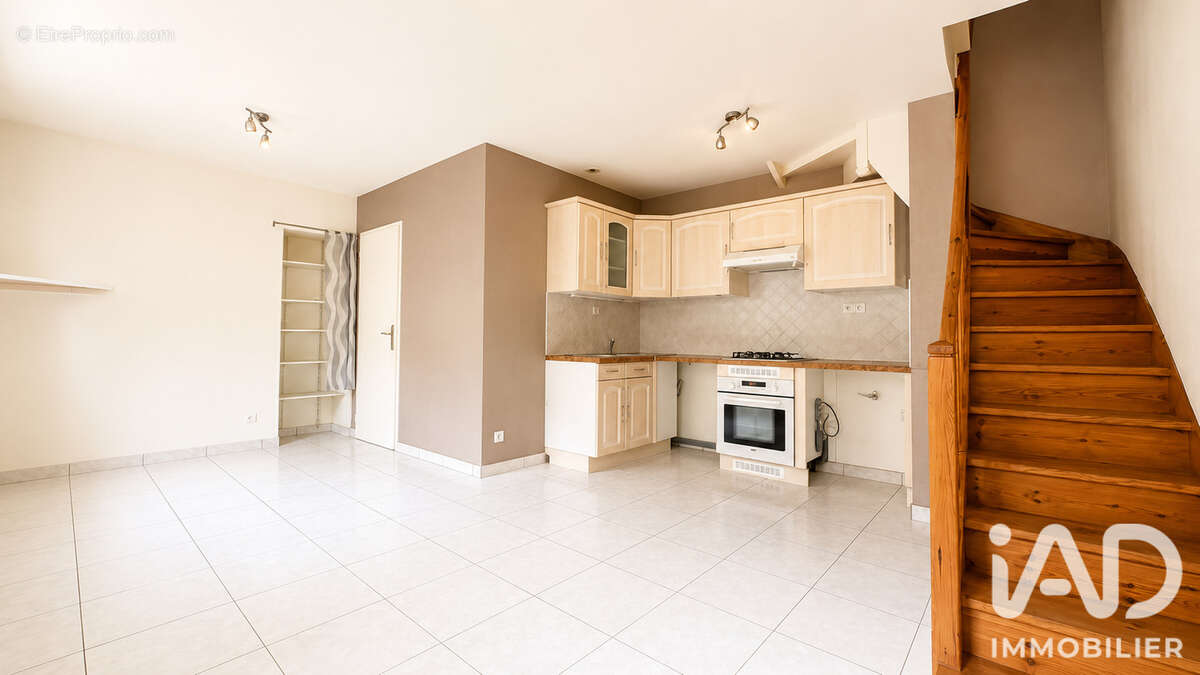 Maison 61 m² à Roche-La-Moliere  - photo 2