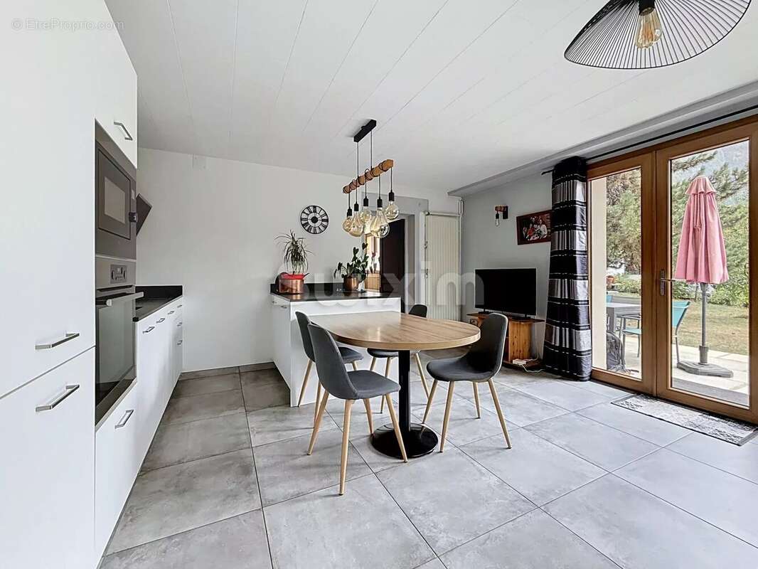 Grande maison composee de 2 appartements et garage - photo 7