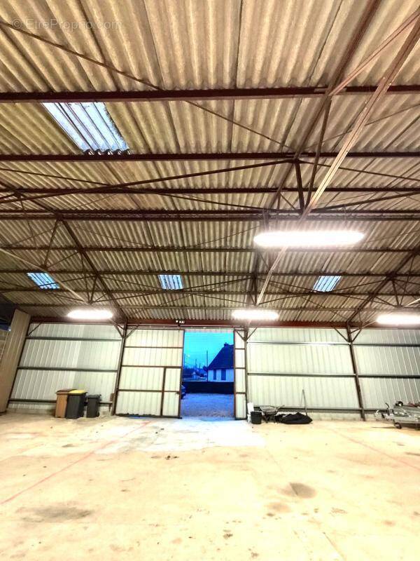 Commerce à TREMBLAY-LES-VILLAGES