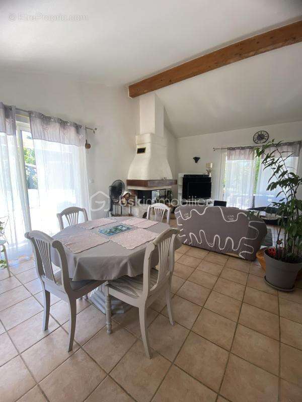Maison familiale de plain-pied avec piscine sur près de 2000m2 de terrain - photo 9