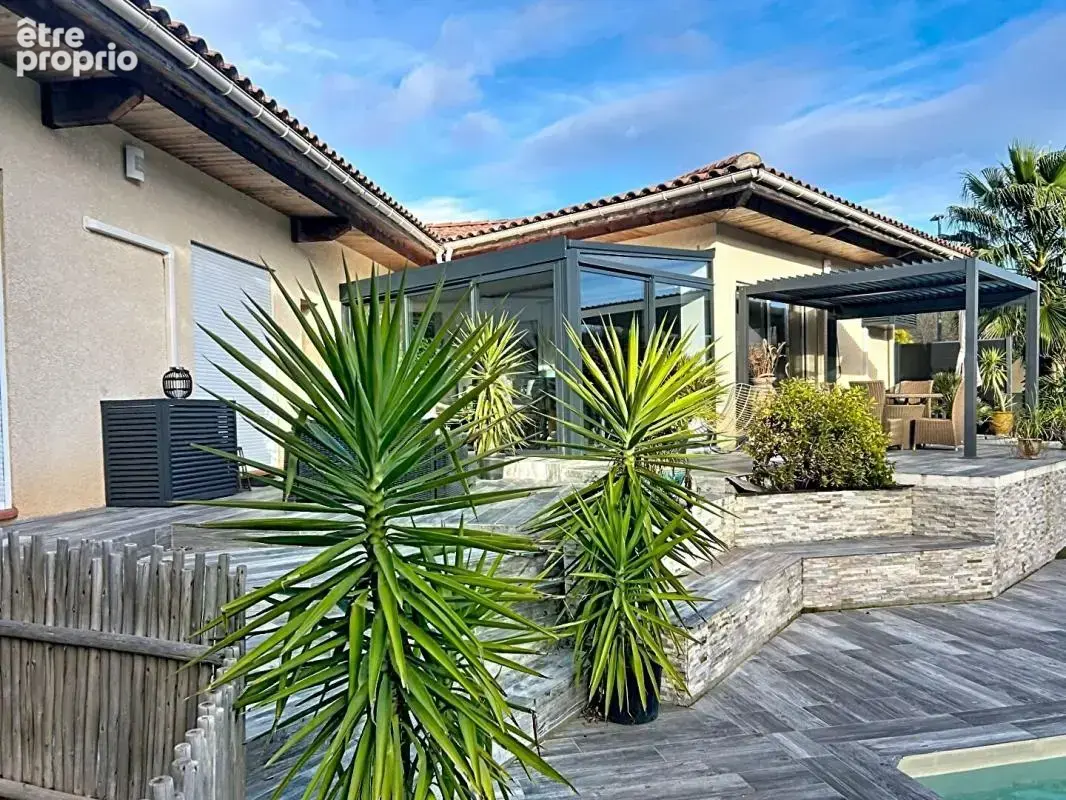 Villa spacieuse de 168m2 avec une piscine s'étendant sur 851m2 de terrain - photo 3