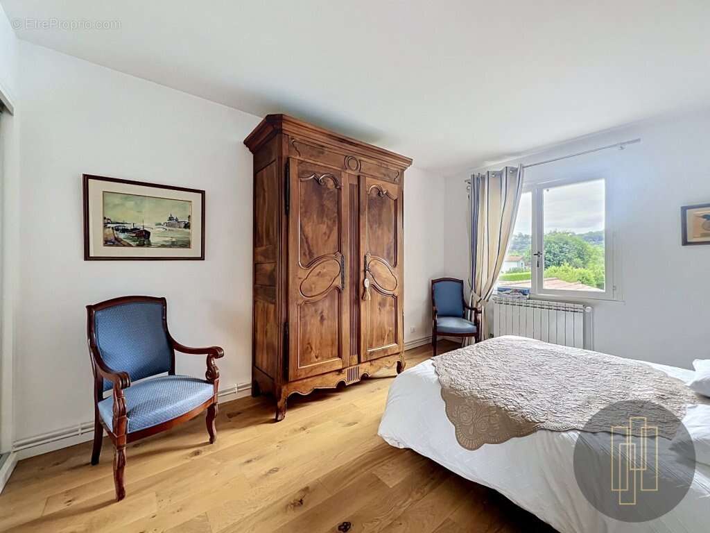 Maison à COLLONGES-AU-MONT-D'OR