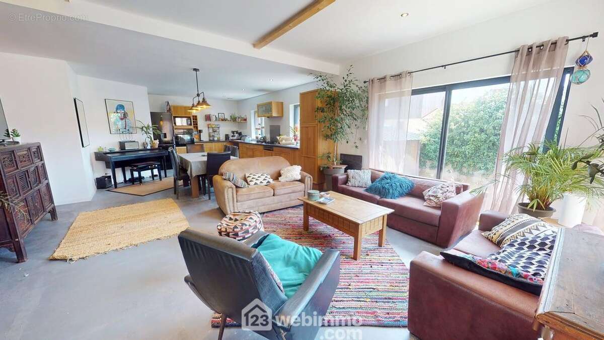 Salon séjour cuisine ouverte - Maison à LONGEVILLE-SUR-MER