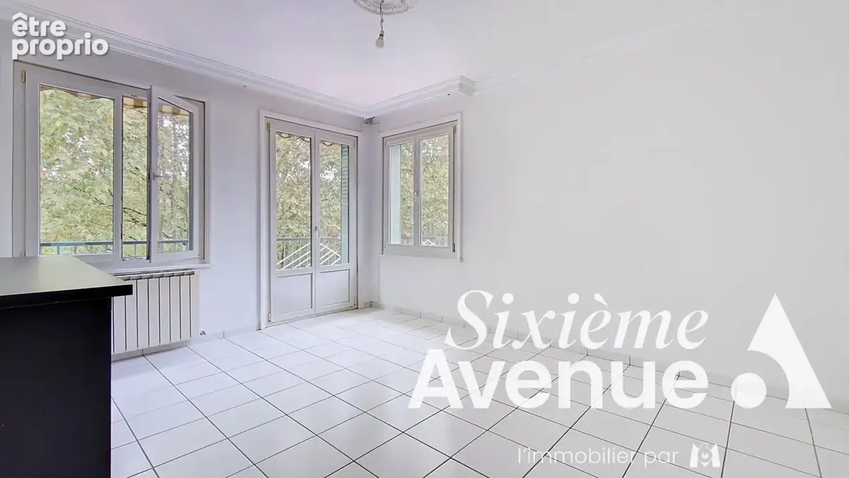 Givors centre  Grand T4 lumineux avec balcon, vue dégagée et cave de 28 m² - photo 4