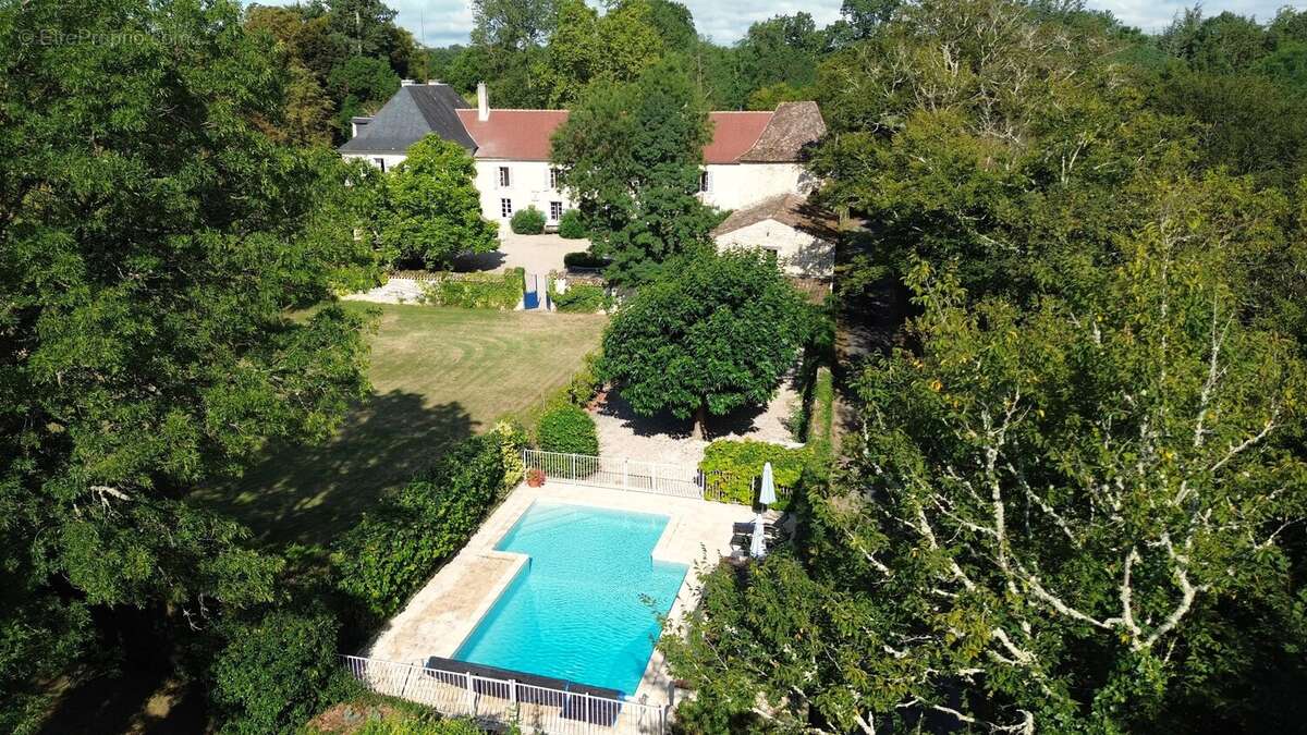 Château à 10 minutes de Bergerac avec maison d'amis et de gardien, piscine, tennis et dépendances - photo 19