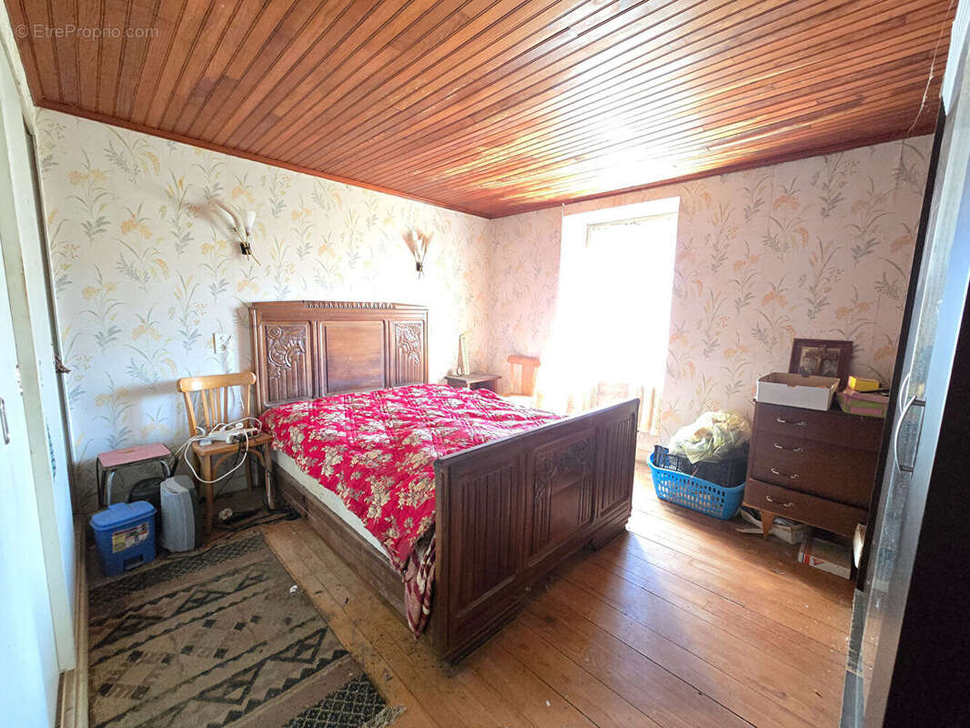 Corps de ferme avec maison et 2 granges - Trémouilles - photo 11
