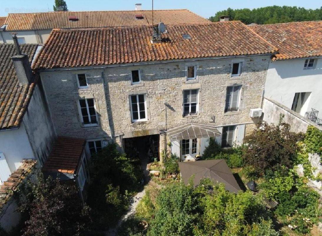 Maison à AIGRE