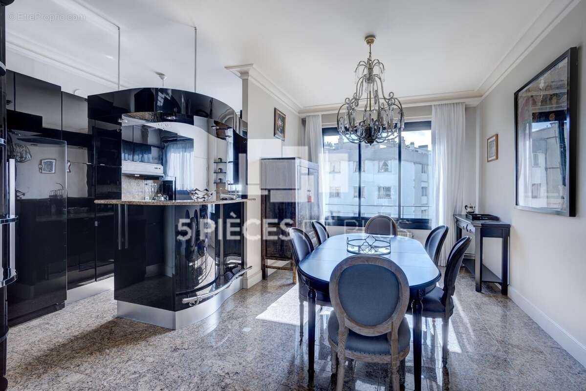 Appartement à PARIS-16E