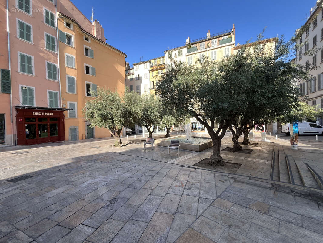 TOULON, Place des Halles, très bel immeuble rénové - photo 3