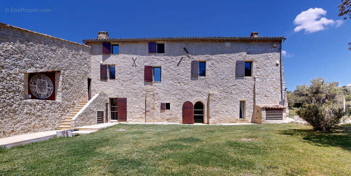Domaine historique de 190 hectares avec demeure restaurée, terres agricoles et dépendances - photo 4