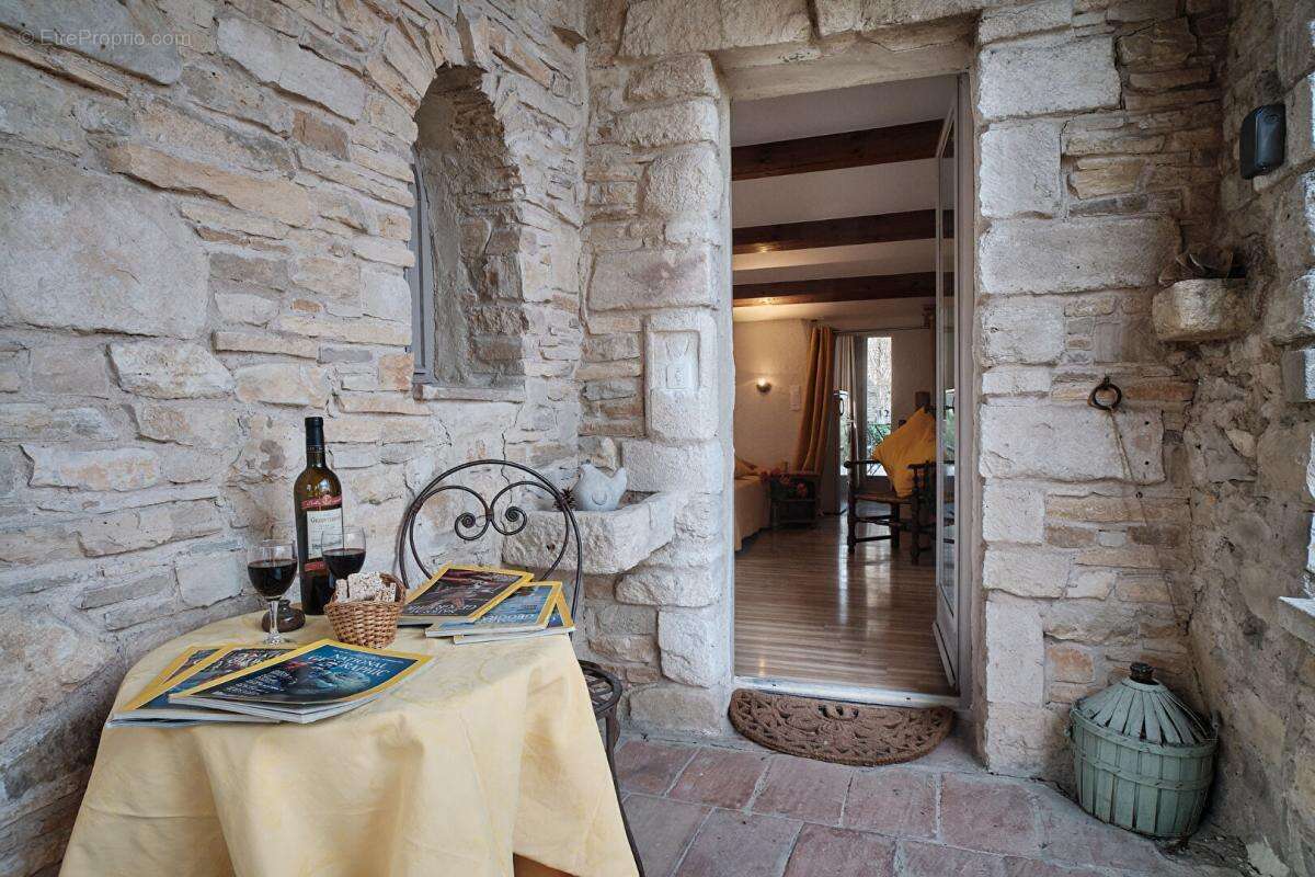 En Provence, Propriété d'Exception composée de diverses maisons en pierre pour plus de 1000 m² de bâti sur 6.3 HA - photo 2