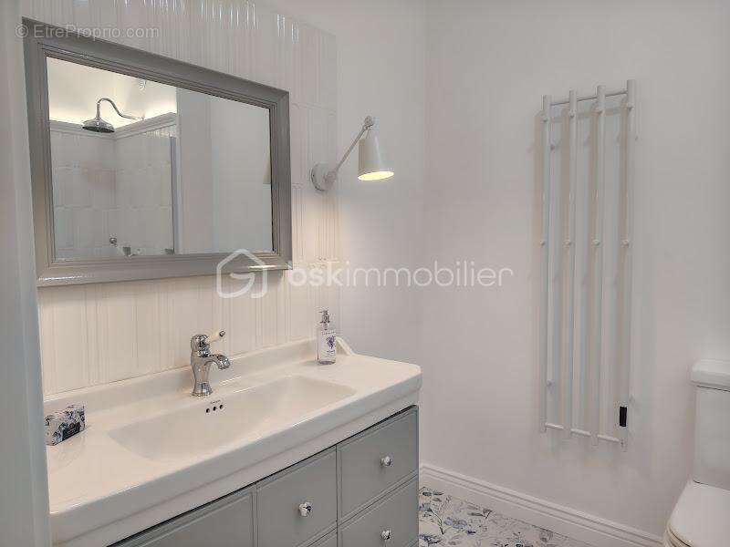 Appartement à LA ROQUETTE-SUR-SIAGNE