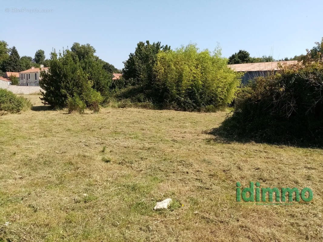 Beau terrain constructible de 788 m2 viabilise. a 10 mn de la jarrie.centre bourg tous commerces, ecoles et co - photo 3