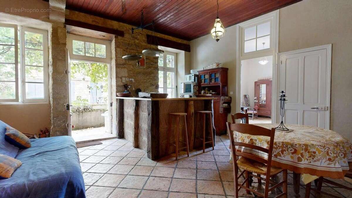 Maison au coeur d'un des plus beaux villages de France, à rénover, avec appartement indépendant et garage - photo 3