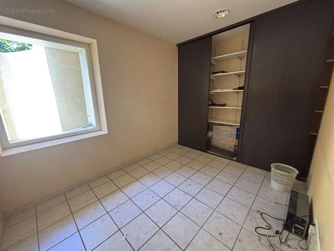 Cazouls ! local commercial de 75 m2 libre avec 2 cours privatives - photo 8
