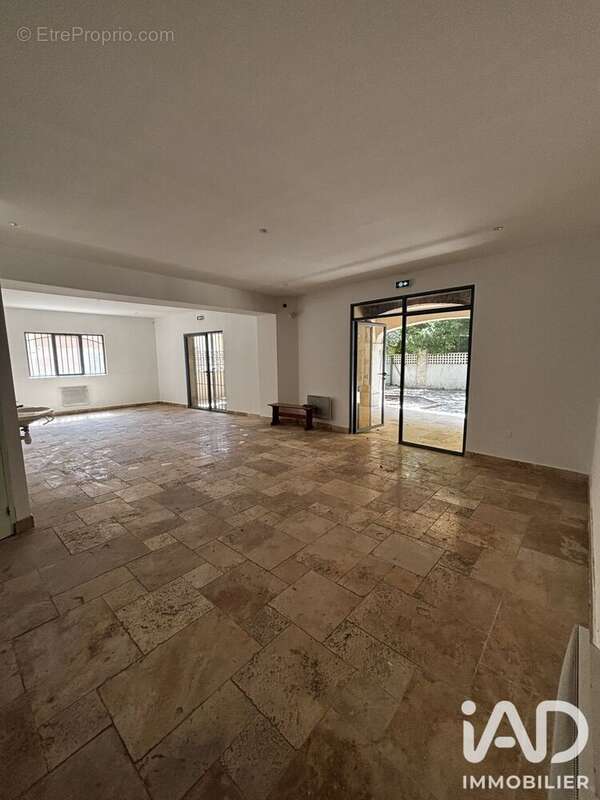 300 m² à Pelissanne  - photo 5