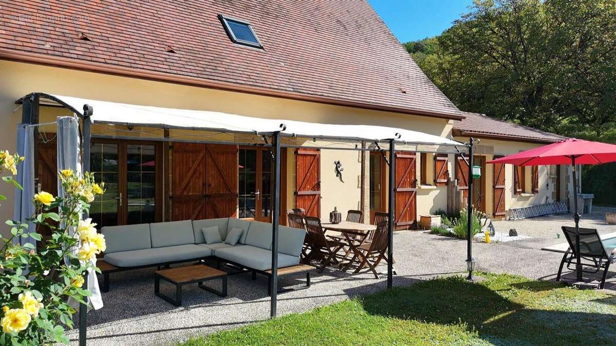 Ensemble contemporain avec maison principale, gîte indépendant, piscine chauffée et vaste terrain - photo 3