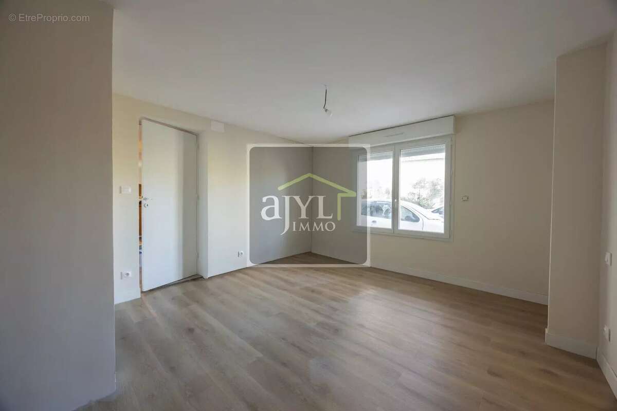 Appartement à LE PUY-SAINTE-REPARADE