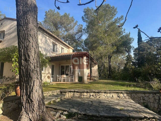 Maison à SAINT-CLEMENT-DE-RIVIERE