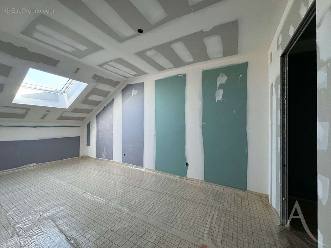 Magnifique T4 au dernier étage (103m²) + sa terrasse en attique (22m² ) + 2 parkings extérieurs + 1 parking couvert - photo 8