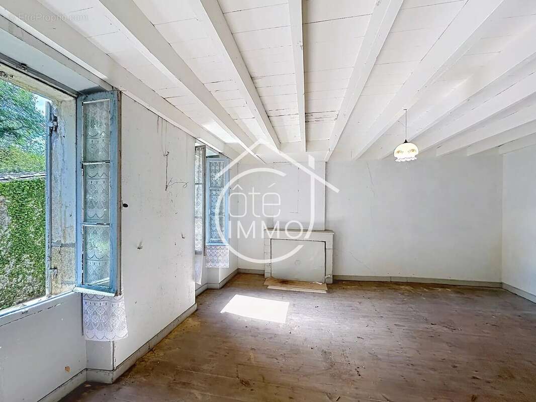 Saint-Philippe-d'Aiguille : Maison de charme à rénover - photo 5