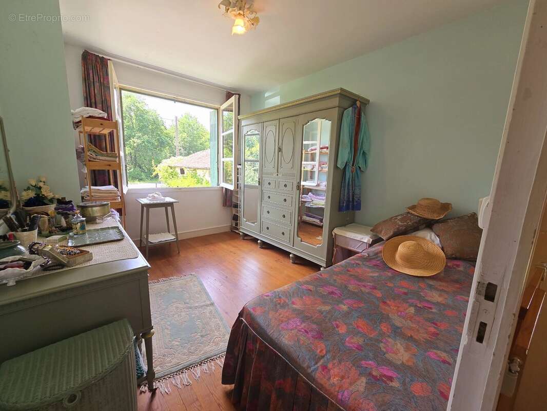 Propriété avec 2 maisons , dépendances et 1 hectare de terrain - photo 12