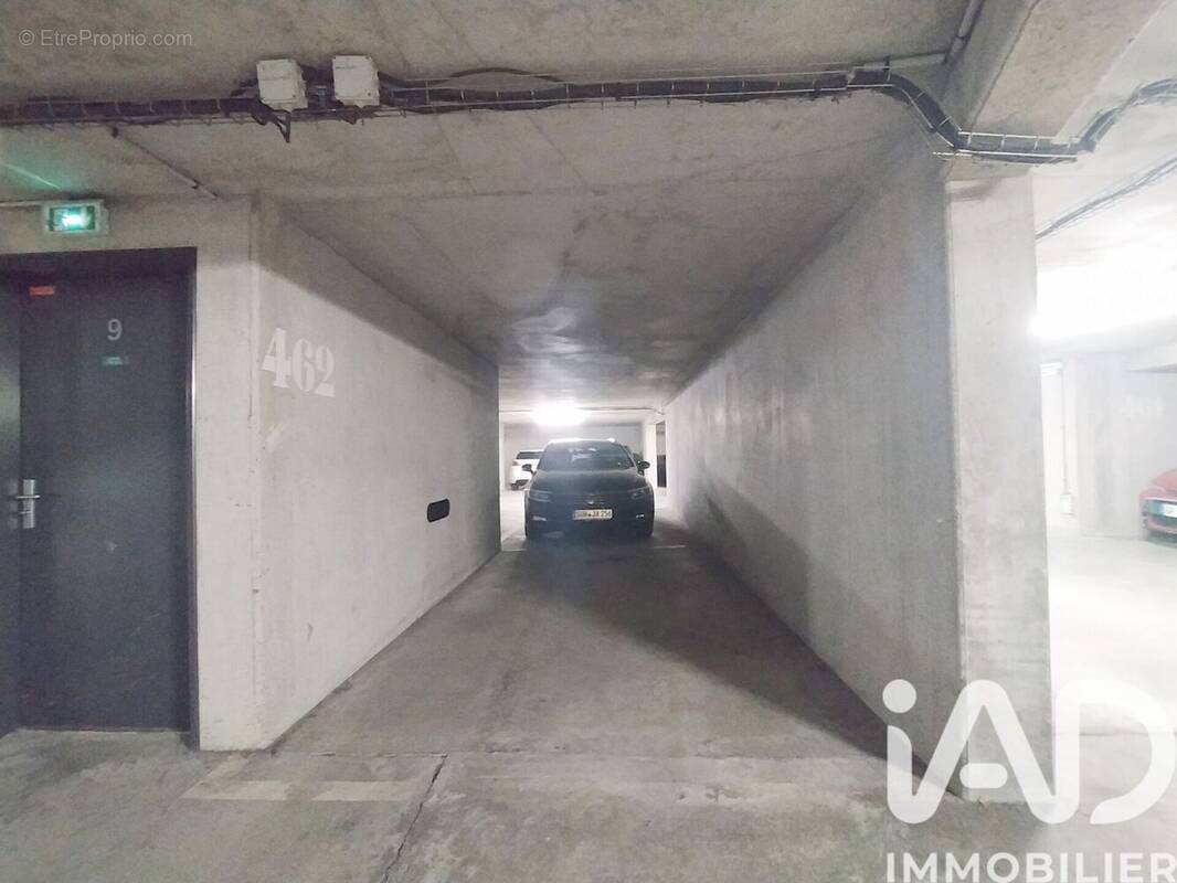 Photo 1 - Parking à COURBEVOIE