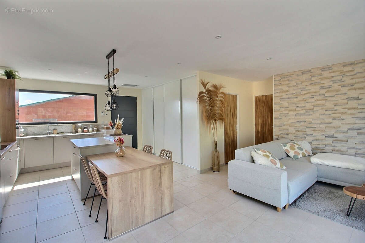 Maison à VIOLS-LE-FORT