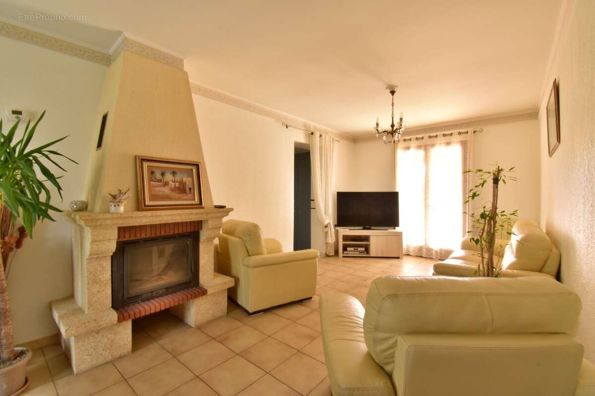 VILLA de plain-pied de 143 m² avec piscine sur 1 378 m² de terrain clos - photo 3