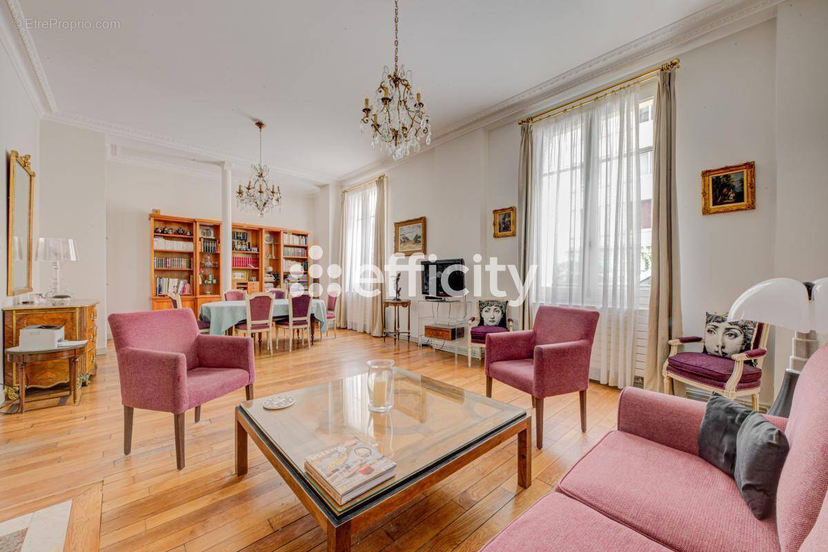 Appartement à PARIS-7E