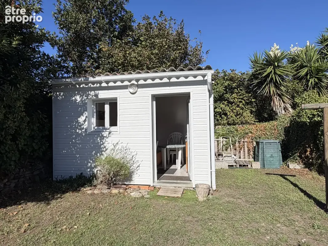 Maison au coeur de Port Joinville avec un joli jardin clos de murs de pierre. - photo 3