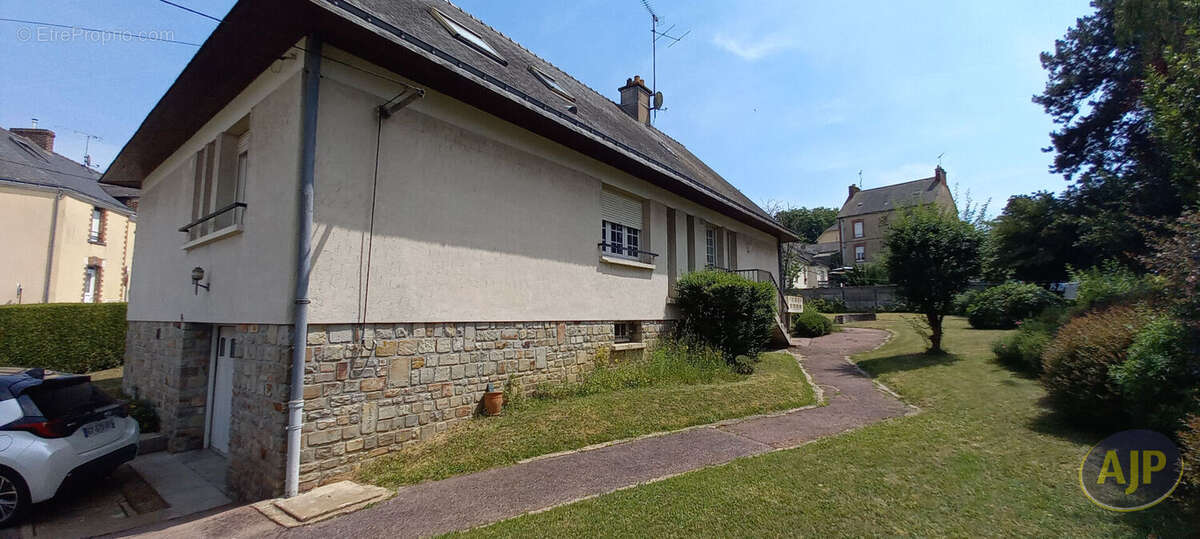 Chateaubriant : proche centre : maison 166m² - 5 chb + 1 bureau - photo 4