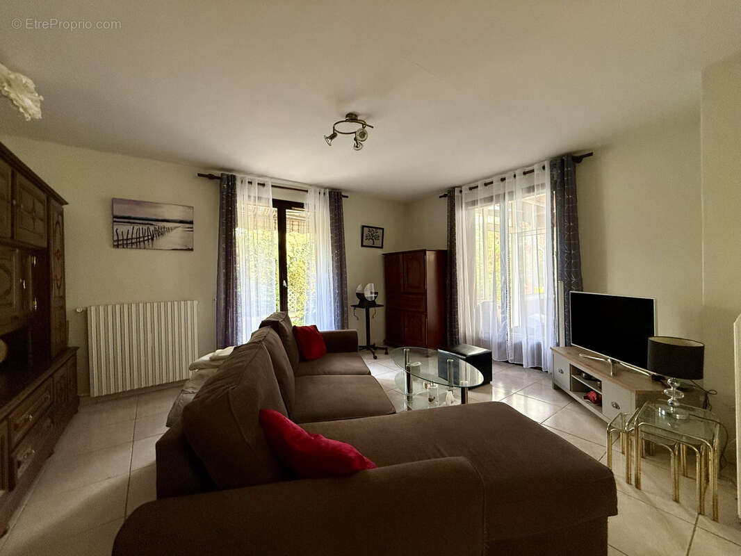 Maison à SAINTE-FOY-DE-PEYROLIERES