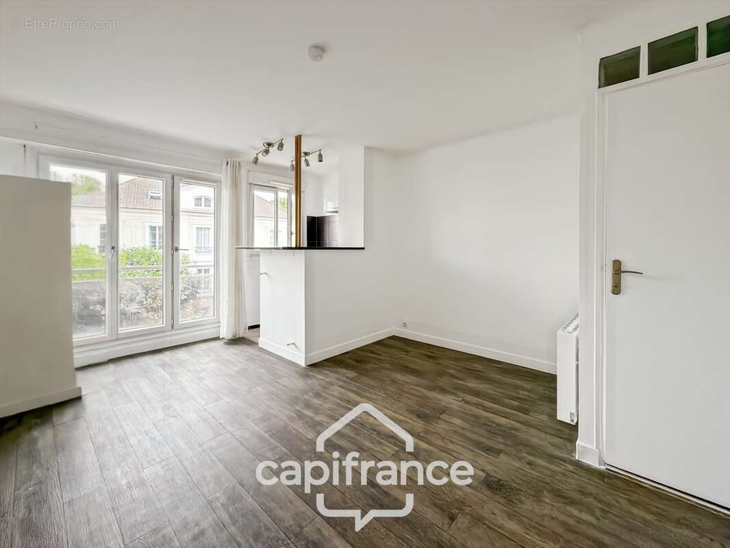 Studio rénové avec balcon, parking et cave – Hyper centre de Chelles (77) - photo 2