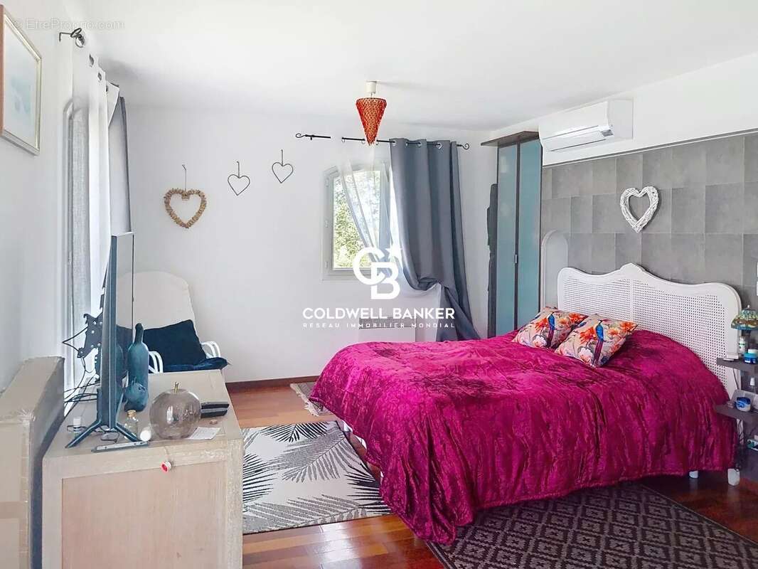 Saint-Aygulf – Élégante propriété familiale avec appartement indépendant, piscine et cadre naturel d'exception. - photo 12