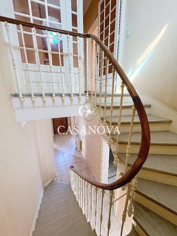 Proche PEZENAS: Belle maison ancienn de caractère avec PATIO intimiste & terrasse. 230 m² hab. + gd GARAGE / atelier. Emplacemen - photo 8