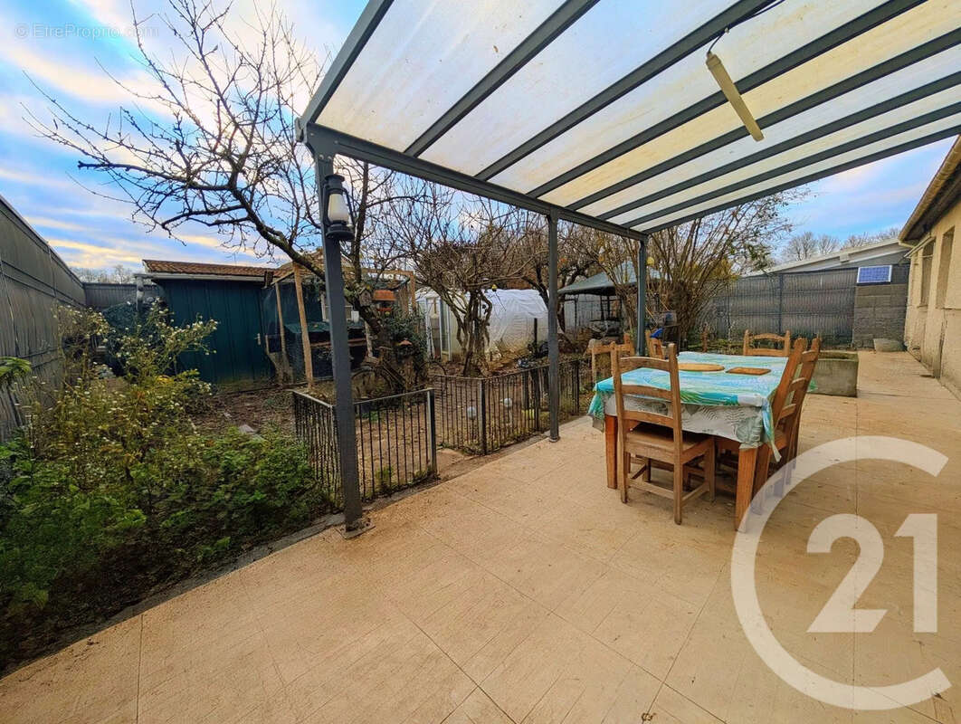 Maison à MONCETZ-LONGEVAS