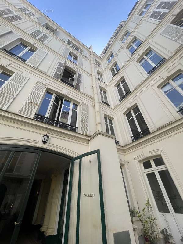 Appartement à PARIS-8E