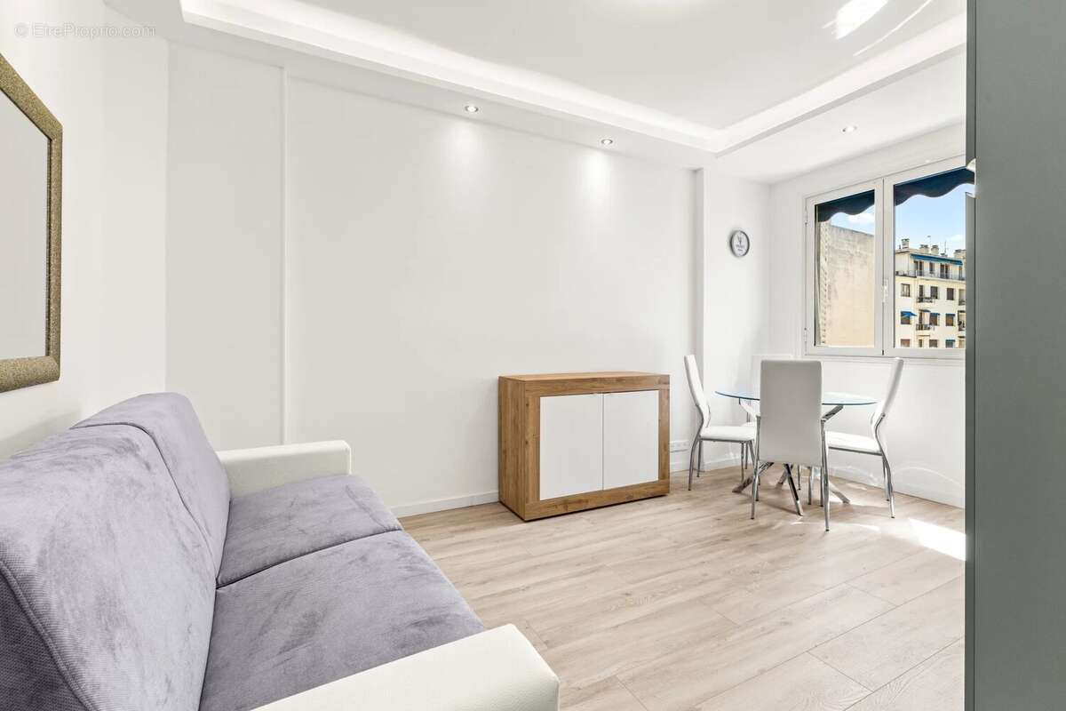 Vente Nice - Carré d'Or - 2 Pièces Rénové - Etage Elevé - photo 3
