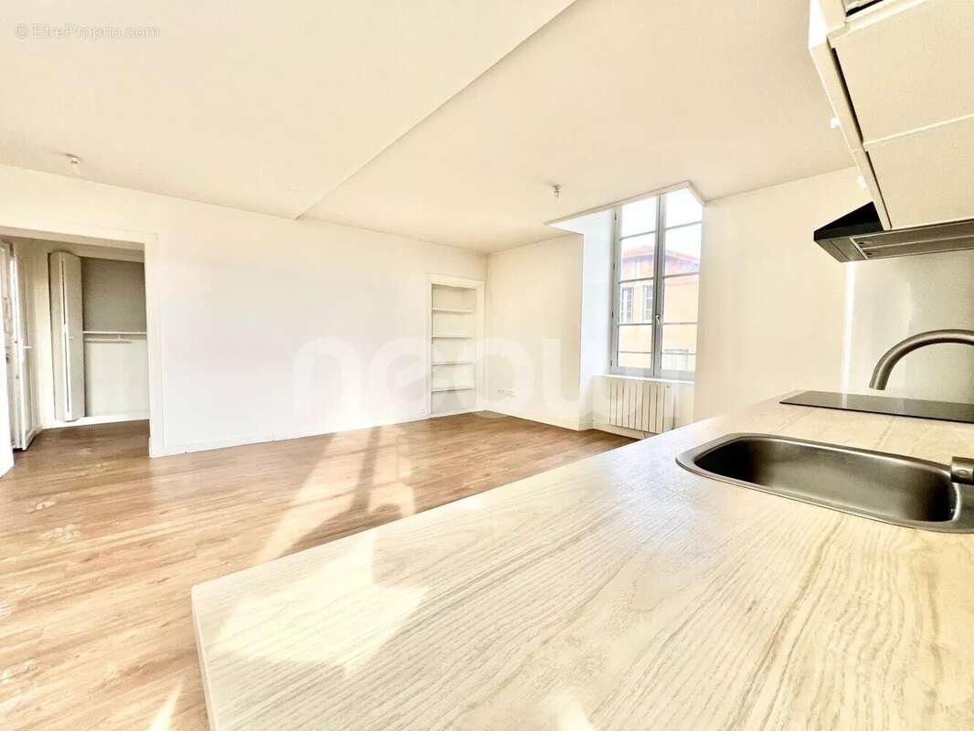 Appartement à COMBRONDE