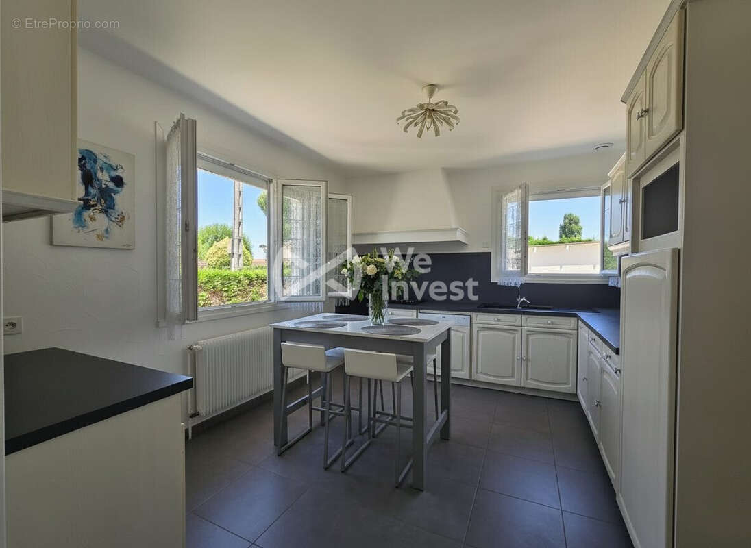 Maison 103 m² à Saint-Laurent-De-Mure  - photo 2