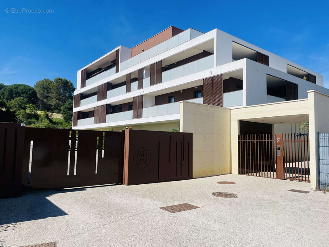 MAUGUIO 4 pièces 3 chambres 2 S.de bain, Terrasse en L 37 m2, parking + garage fermé - photo 4