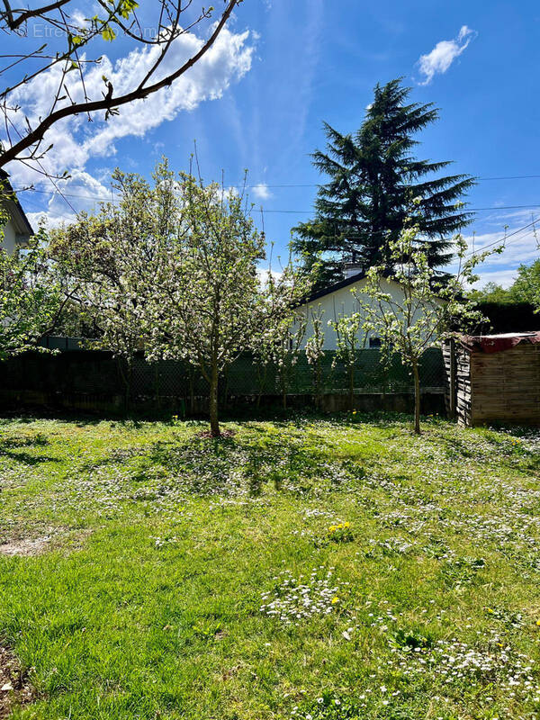 Appartement à ETREMBIERES