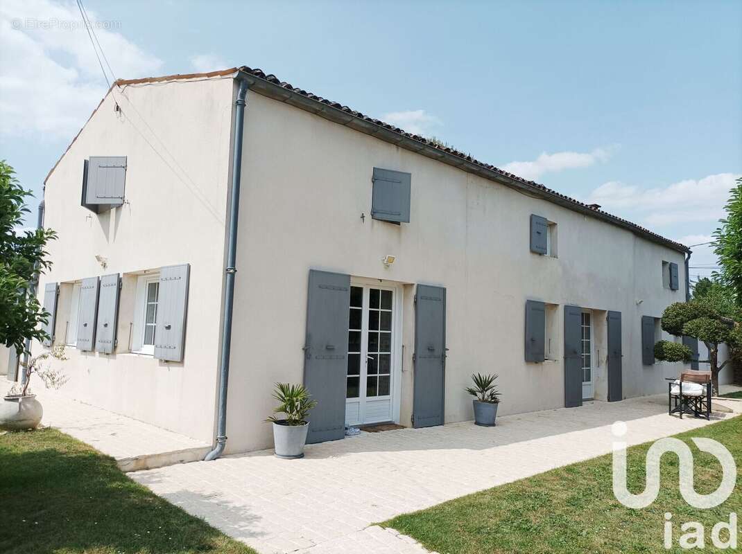 Maison 252 m² à Corme-Royal  - photo 5