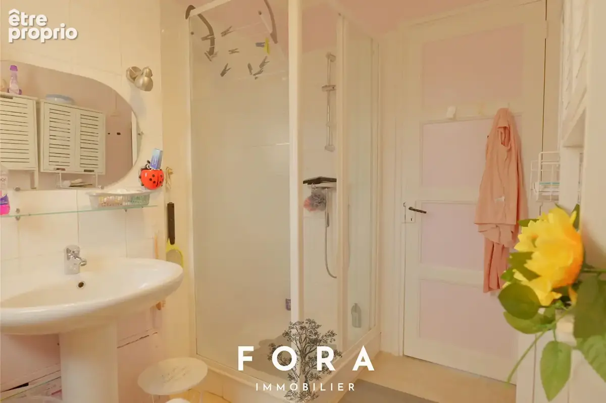 Appartement T3 de 72 m² en parfait état situé en hyper-centre de  Condé-en-Normandie ! - photo 8