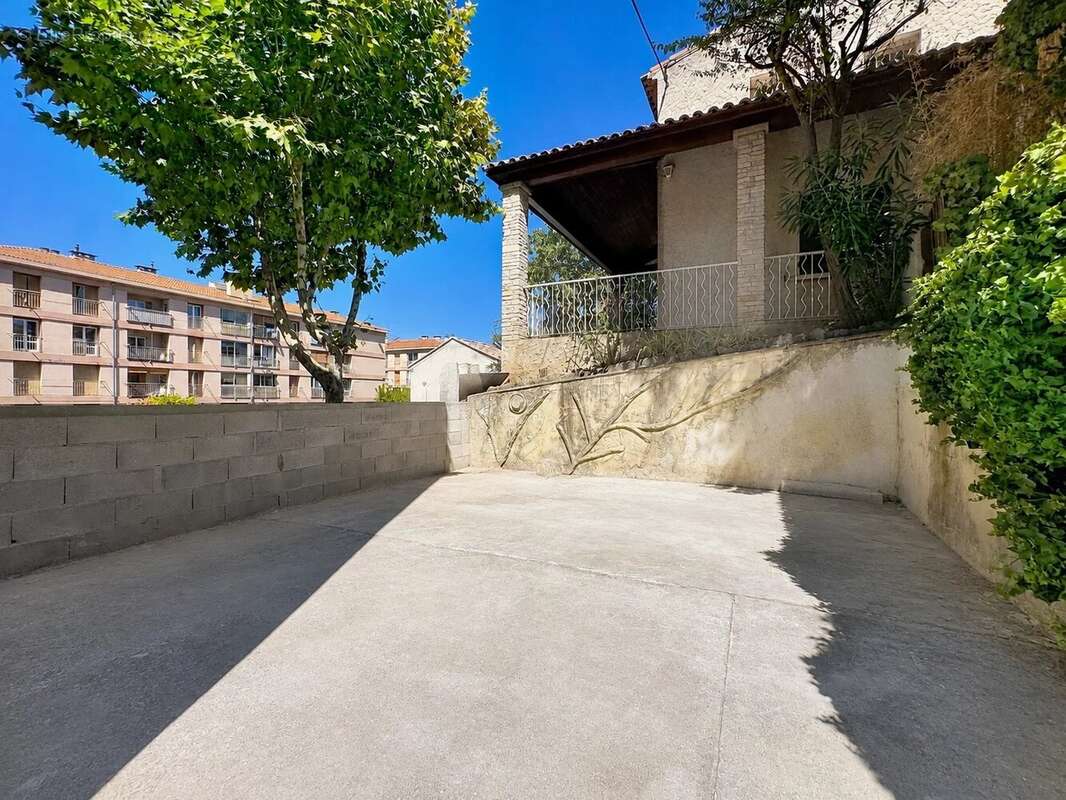 Jolie maison de ville à rénover de 107m2 avec 30m2 d'extérieur et parking - photo 2